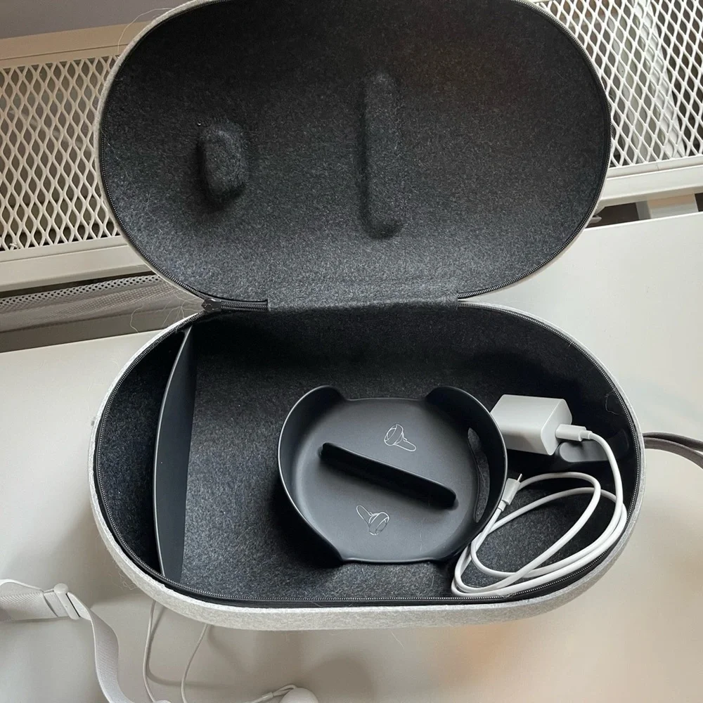 Oculus Quest 2 128 GB VR set with case